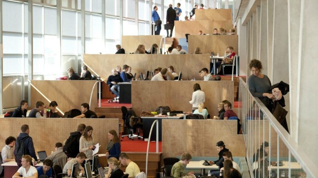 onderwijs-gebouw- overleg trap