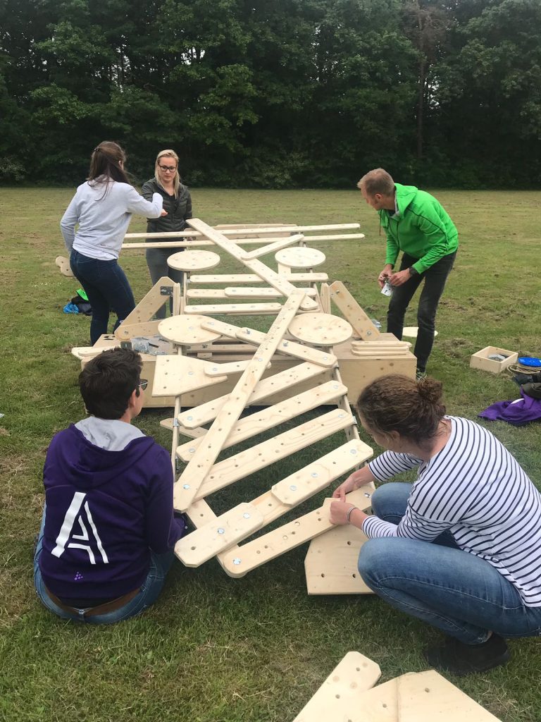 Team uit Aestate bouwen