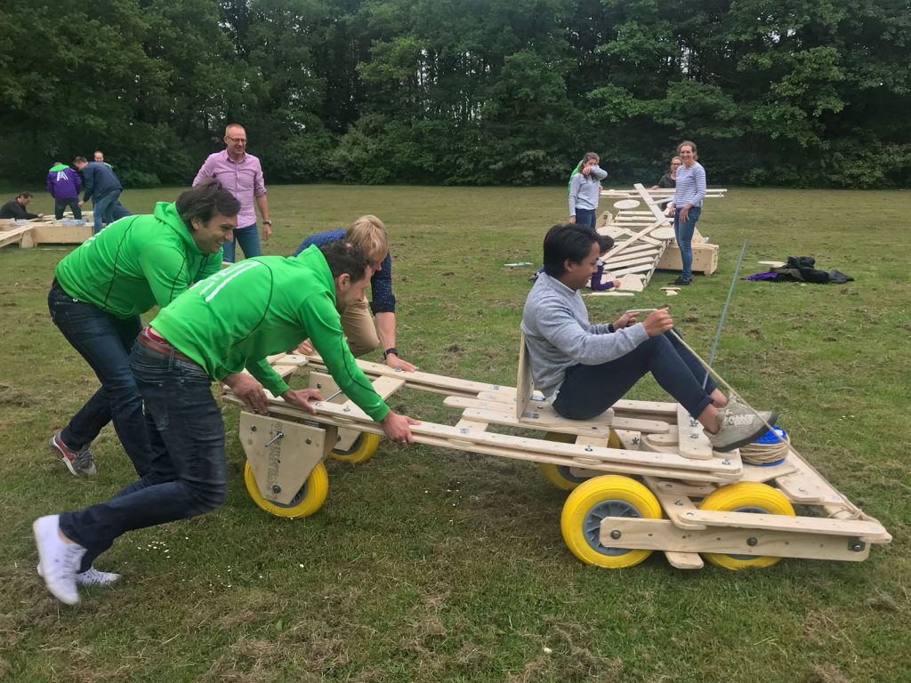 Team uit Aestate bouwen kar