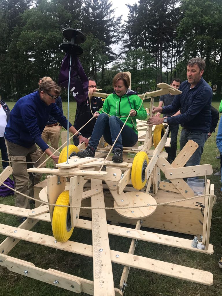 Team uit Aestate bouwen kar Pity