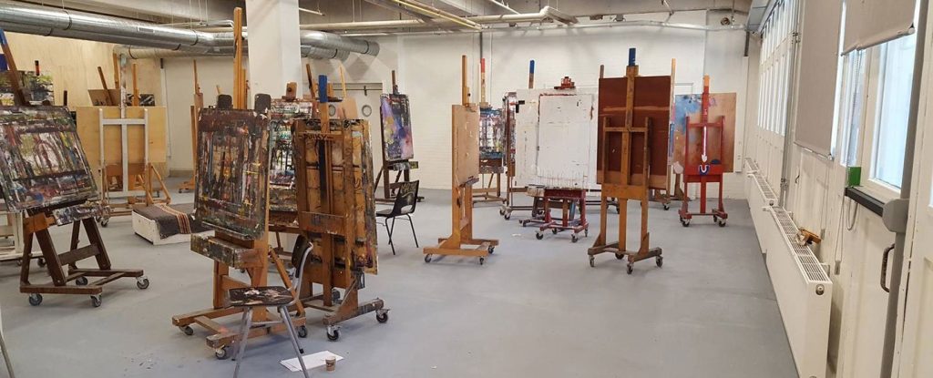 Wat doen we met locatie Hilversum | Aestate Schildersezels in atelier
