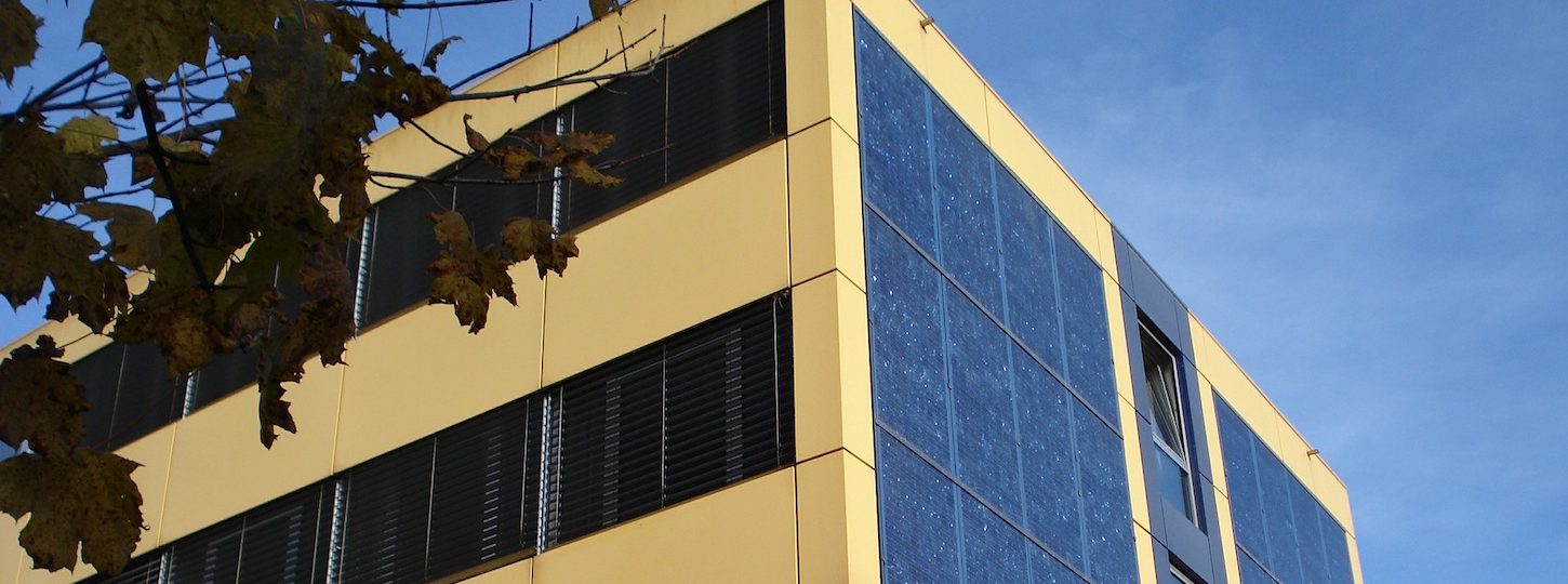 Zonnepanelen-gebouw