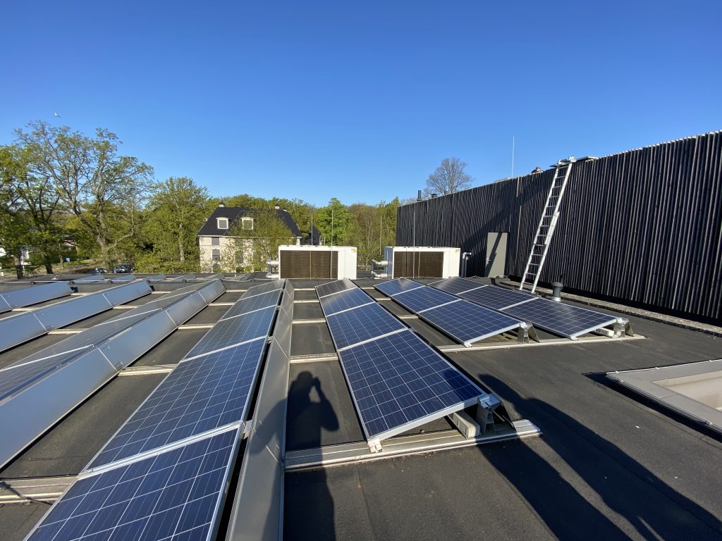 zonnenpanelen op het dak vna het raadhuis van Heemstede - Aestate