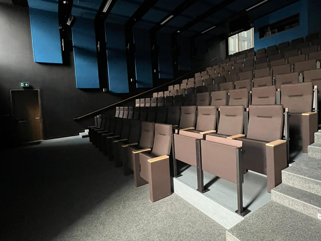 Multifunctionele film- en collegezaal